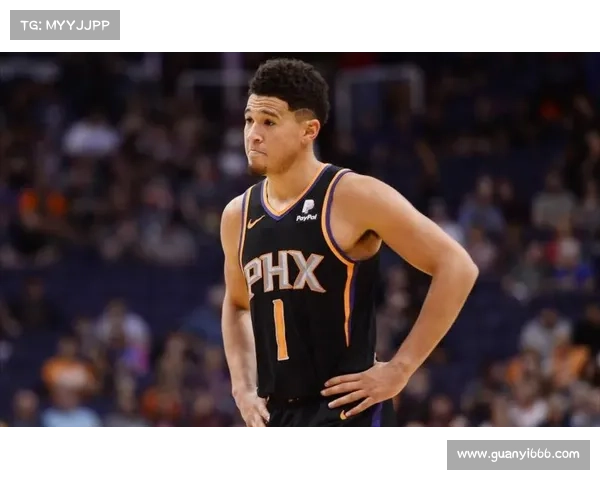 德文·布克凭借决心与毅力成为球迷心中的篮球英雄 德文·布克凭借决心与毅力成为球迷心中的篮球英雄